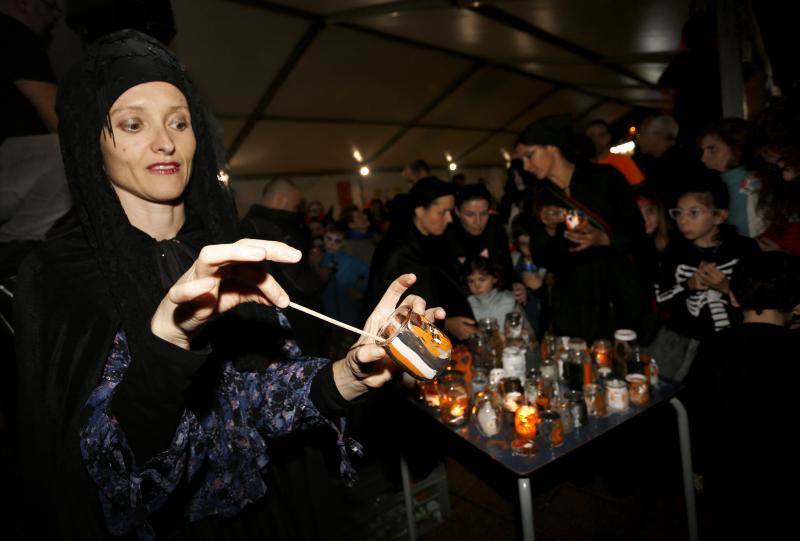 El barrio gijonés de El Llano ha celebrado la nueche de las ánimas, donde se han dado cita brujas, monstruos y calabazas.
