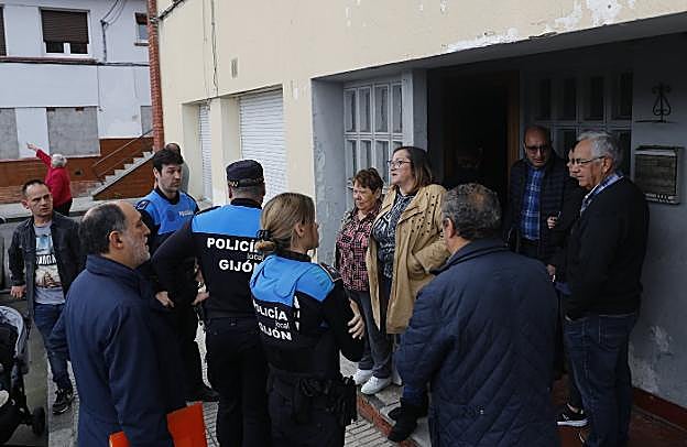 Agentes de la Policía Local acompañan a la autoridad judicial para ejecutar la orden de desahucio en La Camocha. 