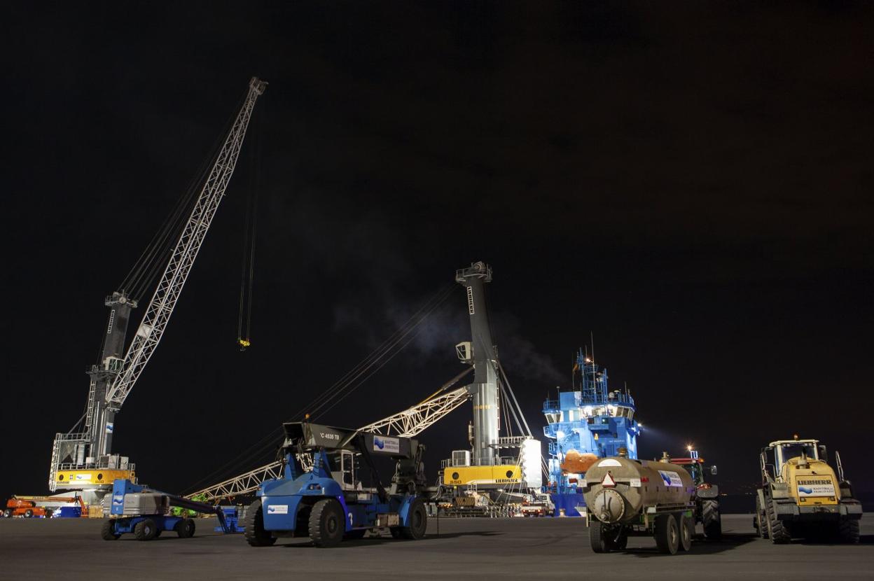 Instalación de la máquina anoche en El Musel. 