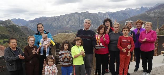 Arriba, los niños de Asiegu disfrutan de la tarta. Abajo, algunos de los vecinos, justo antes de soplar las velas. 