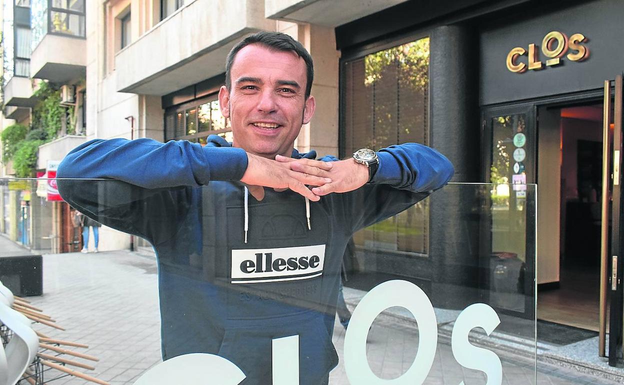 El sumiller Marcos Granda, en la terraza de su restaurante Clos, de Madrid, esta misma semana.