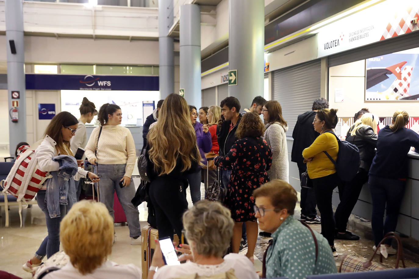 Pasajeros de Volotea se muestran indignados tras más de ocho horas esperando un avión en el aeropuerto de Asturias. Fueron desembarcados del avión por un problema técnico a las 11.20 de la mañana y se anuncia la salida hacia Alicante a las 21.20 horas