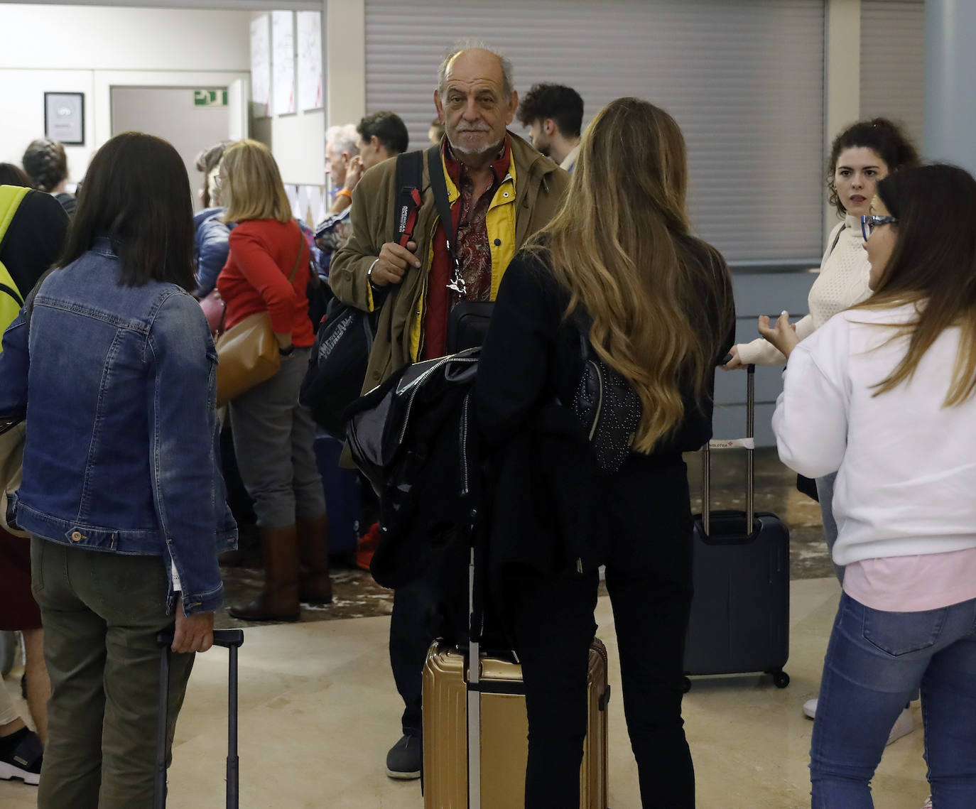 Pasajeros de Volotea se muestran indignados tras más de ocho horas esperando un avión en el aeropuerto de Asturias. Fueron desembarcados del avión por un problema técnico a las 11.20 de la mañana y se anuncia la salida hacia Alicante a las 21.20 horas