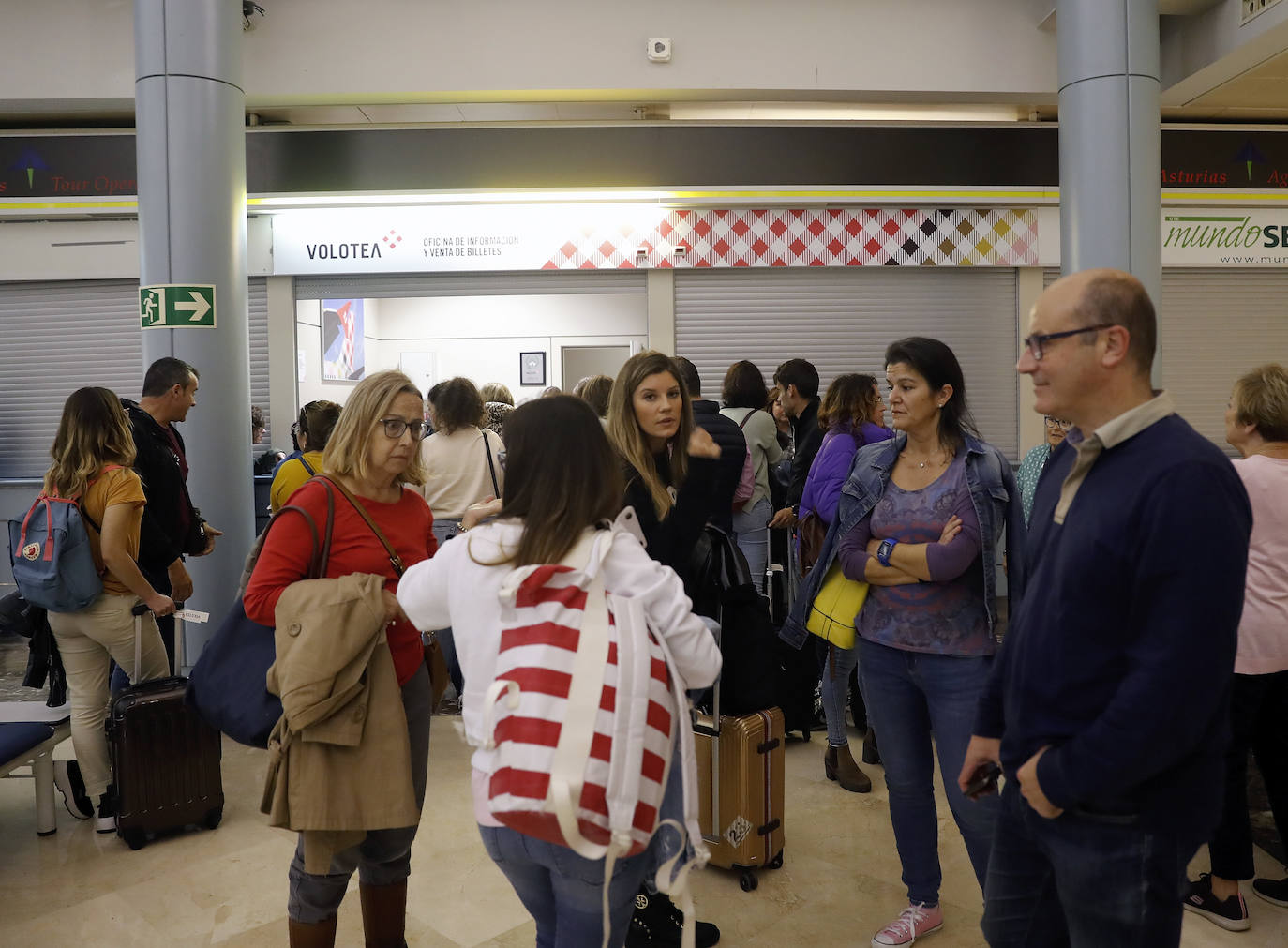 Pasajeros de Volotea se muestran indignados tras más de ocho horas esperando un avión en el aeropuerto de Asturias. Fueron desembarcados del avión por un problema técnico a las 11.20 de la mañana y se anuncia la salida hacia Alicante a las 21.20 horas
