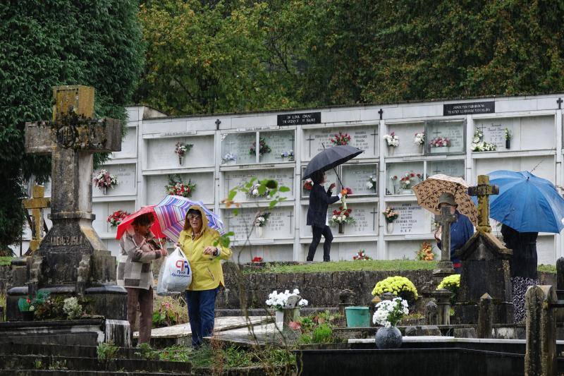 A pesar de la lluvia, el recuerdo de sus seres queridos y la necesidad de estar cerca de ellos en un día como el de Todos los Santos ha hecho que numerosas personas hayan visitado en esta jornada los cementerios de Llanes, Niembru, Infiesto o Ribadesella.