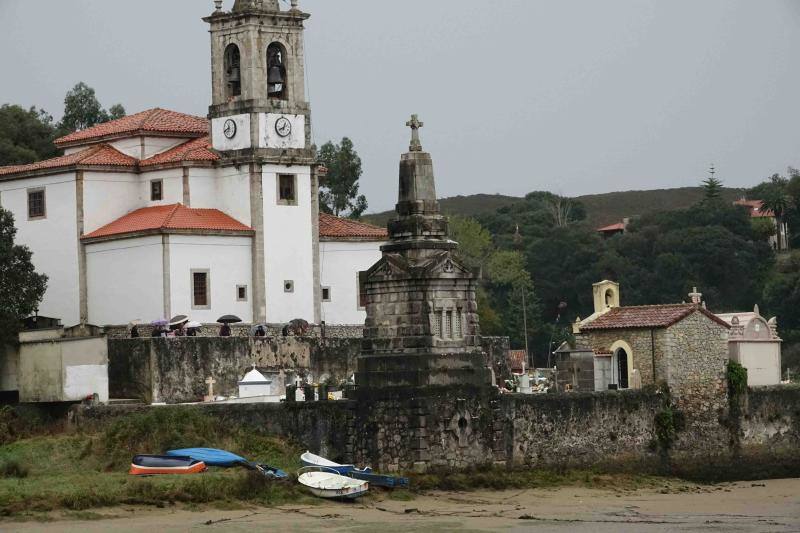 A pesar de la lluvia, el recuerdo de sus seres queridos y la necesidad de estar cerca de ellos en un día como el de Todos los Santos ha hecho que numerosas personas hayan visitado en esta jornada los cementerios de Llanes, Niembru, Infiesto o Ribadesella.