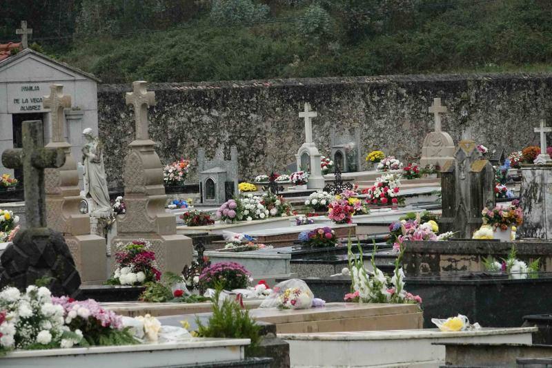 A pesar de la lluvia, el recuerdo de sus seres queridos y la necesidad de estar cerca de ellos en un día como el de Todos los Santos ha hecho que numerosas personas hayan visitado en esta jornada los cementerios de Llanes, Niembru, Infiesto o Ribadesella.