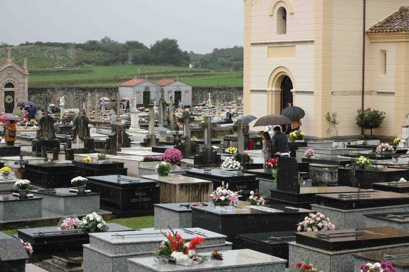 A pesar de la lluvia, el recuerdo de sus seres queridos y la necesidad de estar cerca de ellos en un día como el de Todos los Santos ha hecho que numerosas personas hayan visitado en esta jornada los cementerios de Llanes, Niembru, Infiesto o Ribadesella.