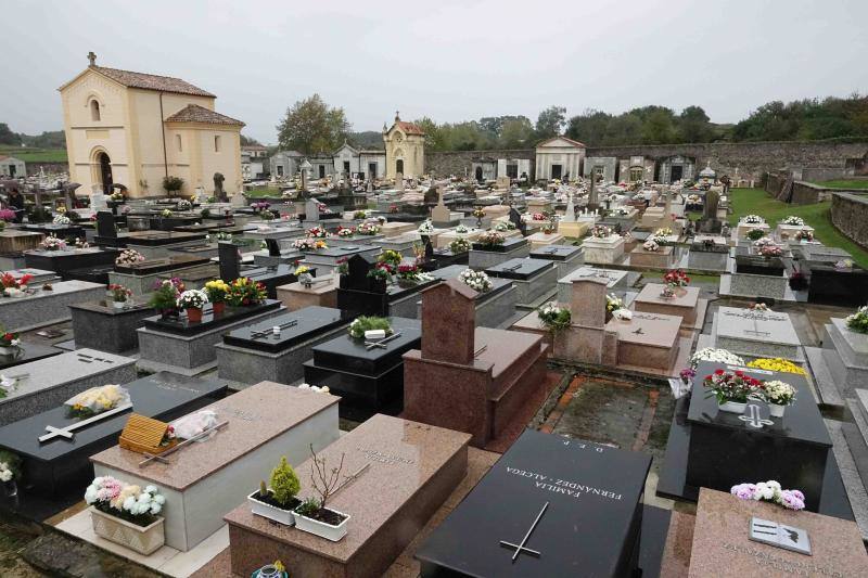 A pesar de la lluvia, el recuerdo de sus seres queridos y la necesidad de estar cerca de ellos en un día como el de Todos los Santos ha hecho que numerosas personas hayan visitado en esta jornada los cementerios de Llanes, Niembru, Infiesto o Ribadesella.