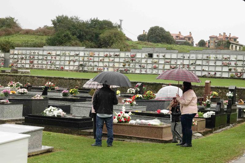 A pesar de la lluvia, el recuerdo de sus seres queridos y la necesidad de estar cerca de ellos en un día como el de Todos los Santos ha hecho que numerosas personas hayan visitado en esta jornada los cementerios de Llanes, Niembru, Infiesto o Ribadesella.