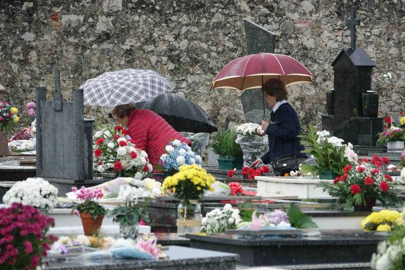 A pesar de la lluvia, el recuerdo de sus seres queridos y la necesidad de estar cerca de ellos en un día como el de Todos los Santos ha hecho que numerosas personas hayan visitado en esta jornada los cementerios de Llanes, Niembru, Infiesto o Ribadesella.