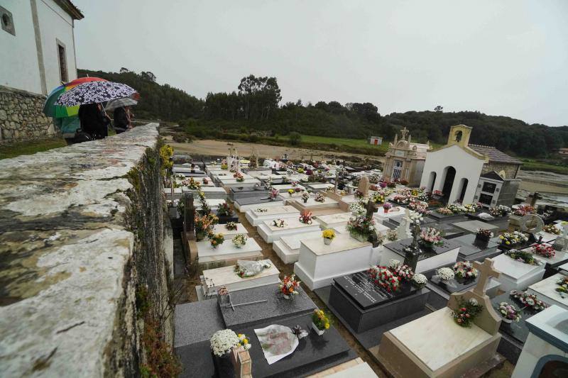 A pesar de la lluvia, el recuerdo de sus seres queridos y la necesidad de estar cerca de ellos en un día como el de Todos los Santos ha hecho que numerosas personas hayan visitado en esta jornada los cementerios de Llanes, Niembru, Infiesto o Ribadesella.