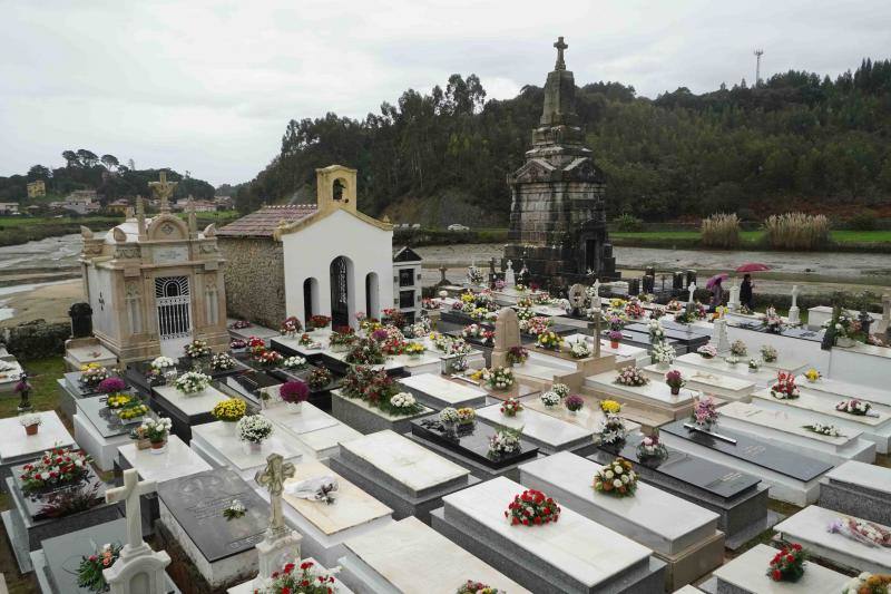 A pesar de la lluvia, el recuerdo de sus seres queridos y la necesidad de estar cerca de ellos en un día como el de Todos los Santos ha hecho que numerosas personas hayan visitado en esta jornada los cementerios de Llanes, Niembru, Infiesto o Ribadesella.