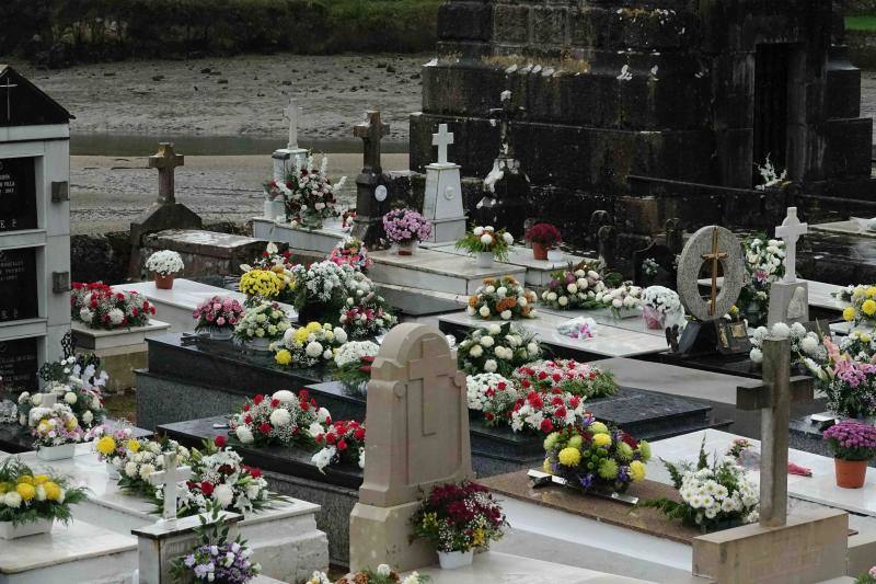 A pesar de la lluvia, el recuerdo de sus seres queridos y la necesidad de estar cerca de ellos en un día como el de Todos los Santos ha hecho que numerosas personas hayan visitado en esta jornada los cementerios de Llanes, Niembru, Infiesto o Ribadesella.