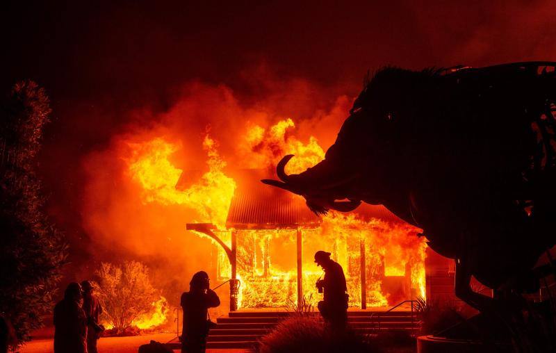 El sur de California lleva días siendo arrasada por varios incendios forestales que los bomberos tratan de contener.