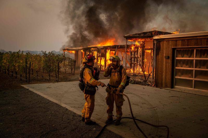 El sur de California lleva días siendo arrasada por varios incendios forestales que los bomberos tratan de contener.