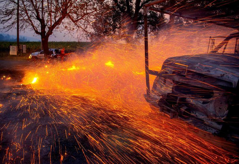 El sur de California lleva días siendo arrasada por varios incendios forestales que los bomberos tratan de contener.