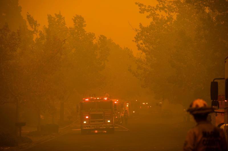 El sur de California lleva días siendo arrasada por varios incendios forestales que los bomberos tratan de contener.