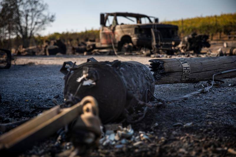 El sur de California lleva días siendo arrasada por varios incendios forestales que los bomberos tratan de contener.