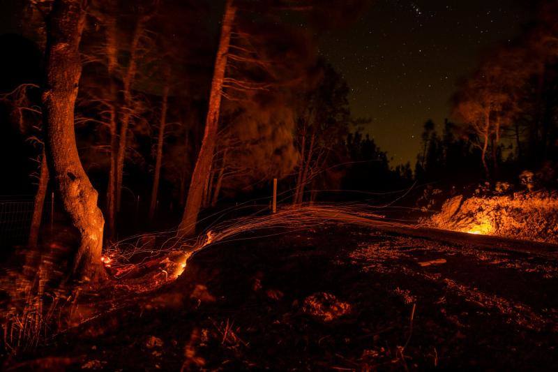 El sur de California lleva días siendo arrasada por varios incendios forestales que los bomberos tratan de contener.