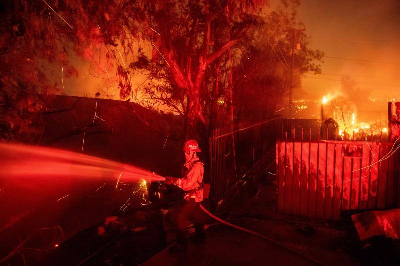 El sur de California lleva días siendo arrasada por varios incendios forestales que los bomberos tratan de contener.