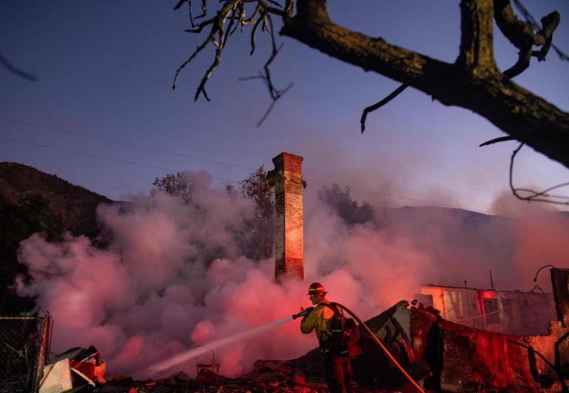 El sur de California lleva días siendo arrasada por varios incendios forestales que los bomberos tratan de contener.