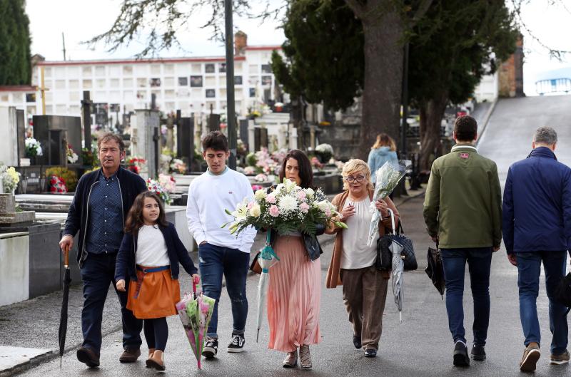 Centenares de personas han visitado este 1 de noviembre el cementerio de El Salvador de Oviedo para recordar a los difuntos y cumplir así con la tradición del Día de Todos los Santos.