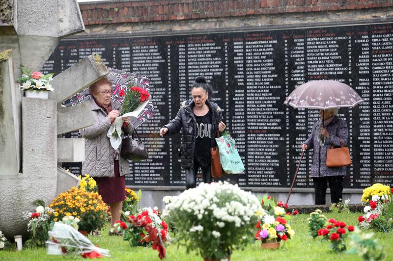 Centenares de personas han visitado este 1 de noviembre el cementerio de El Salvador de Oviedo para recordar a los difuntos y cumplir así con la tradición del Día de Todos los Santos.