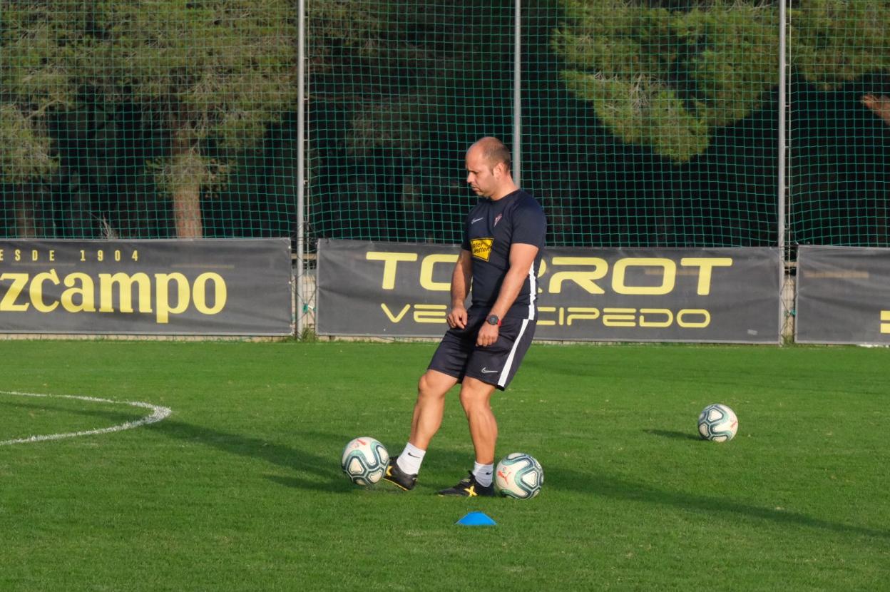 El entrenador, dando unos toques. 