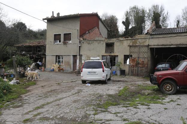 Aspecto que luce la casa en la que fue hallado el cadáver. A la derecha, un edificio semiderruido que servía como almacén. 