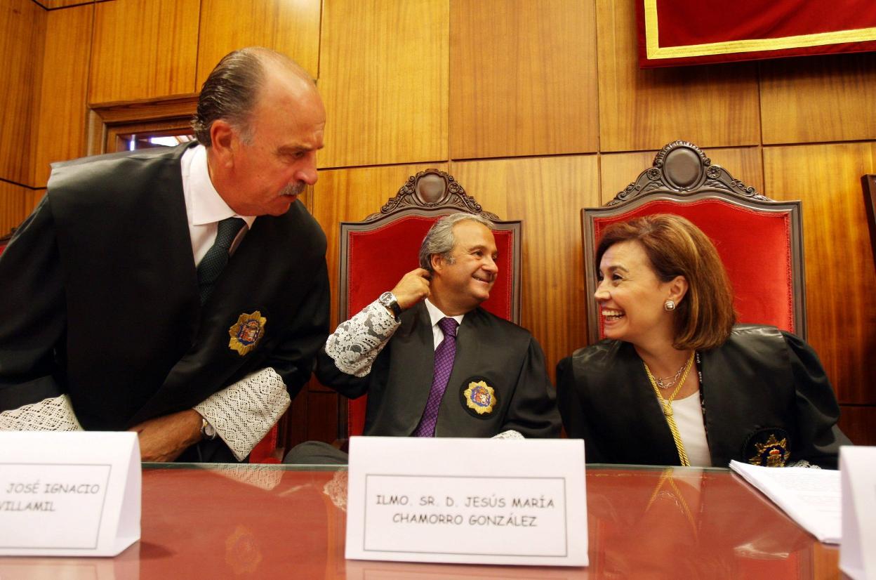 Jesús María Chamorro, conversa animadamente con la fiscal superior del Principado, Esther Fernández. 