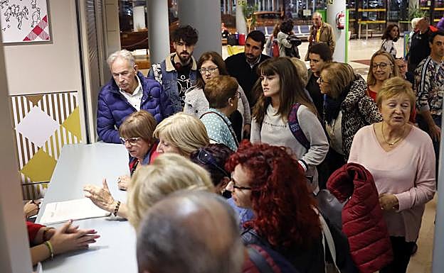 Los pasajeros reclaman información en le aeropuerto asturiano.