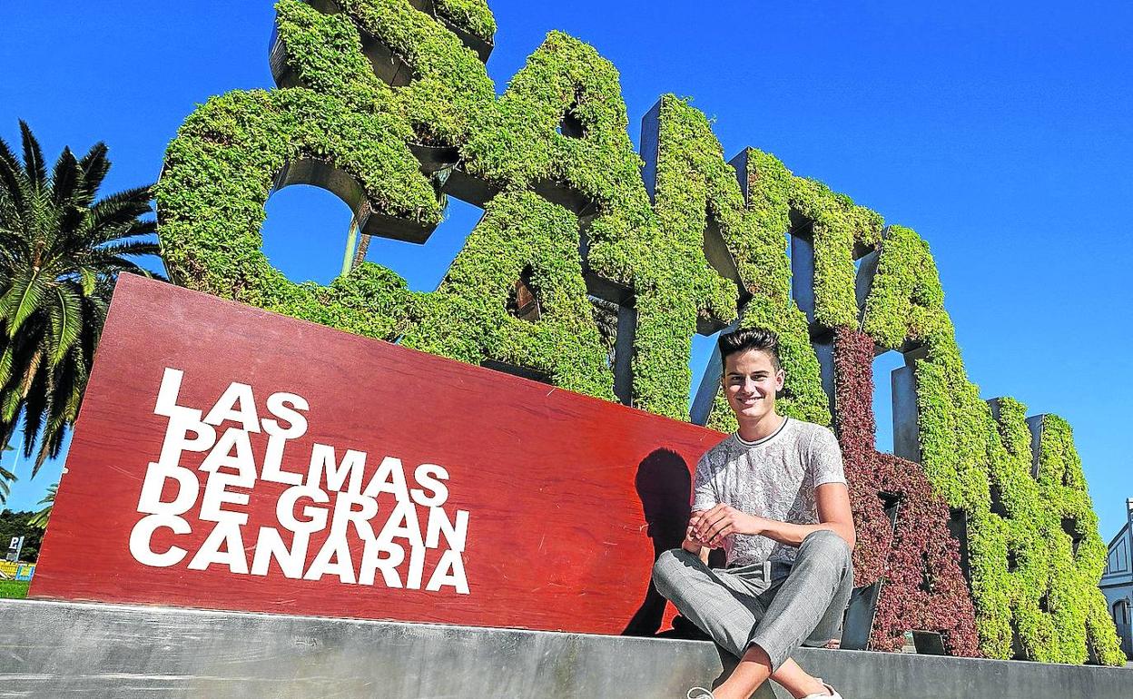 El joven Alberto Starkmann posa en el parque Santa Catalina, epicentro del Carnaval.