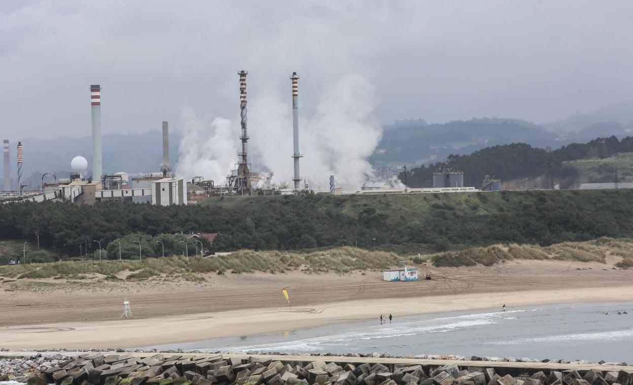 La fábrica de Asturiana de Zinc, vista desde la playa de San Juan. 
