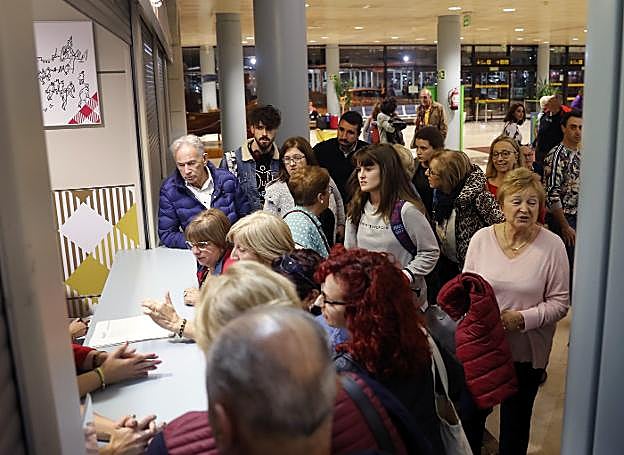 Los pasajeros afectados reclaman información en el aeropuerto asturiano. 