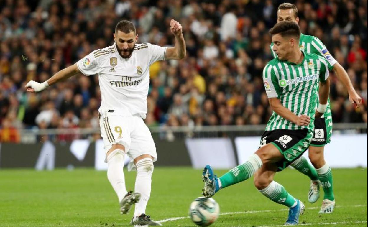 Álex Moreno trata de bloquear un disparo de Benzema. 