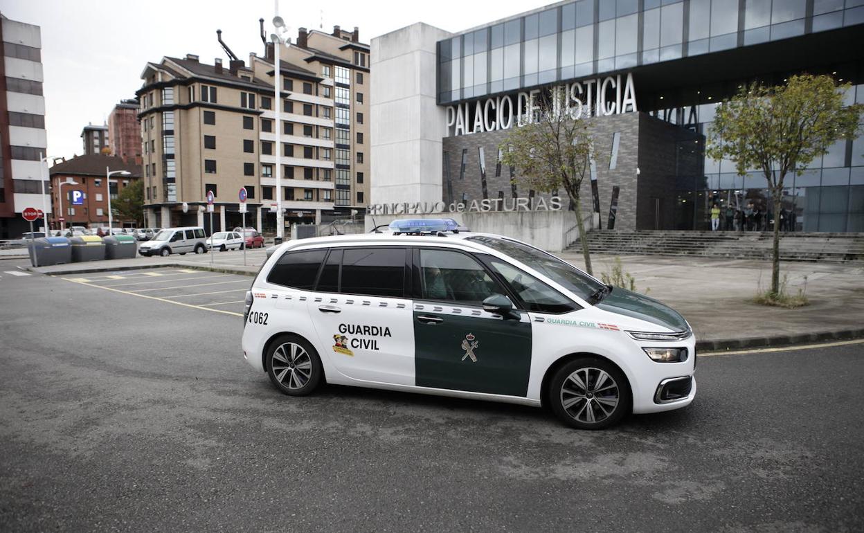 El vehículo policial en el que el detenido llegó a los juzgados de Gijón este sábado.