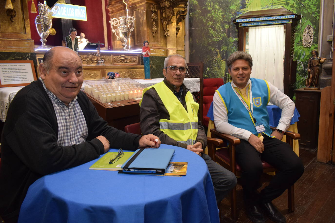 El padre Valentín Bravo, Antonio Azorín y Juan Carlos Murgui.