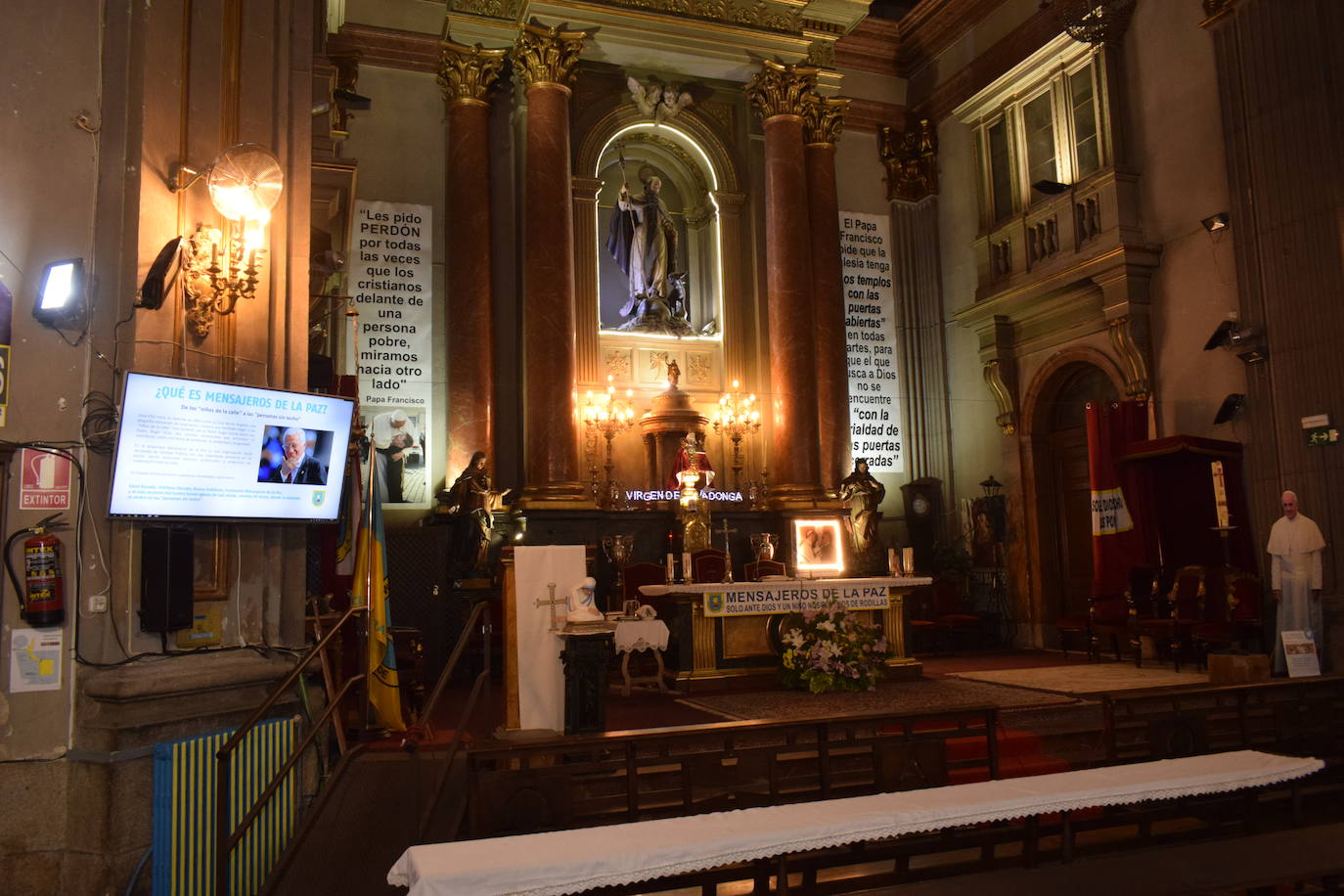 El altar de la parroquia, presidido por la Santina. 