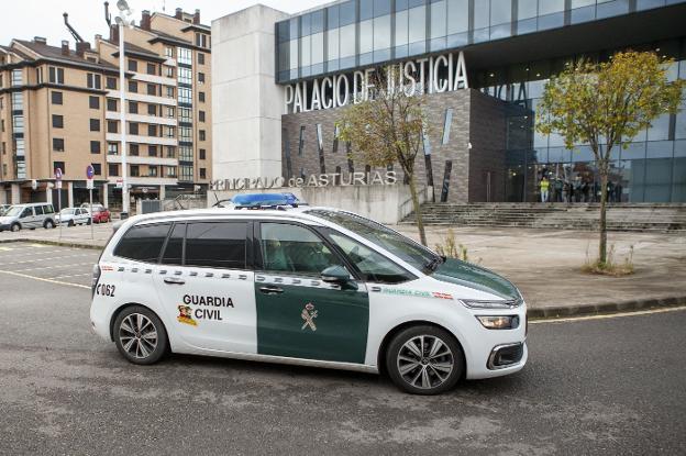 Llegada a del coche del la Guardia Civil a los Juzgados a primera hora de la mañana con el detenido. 