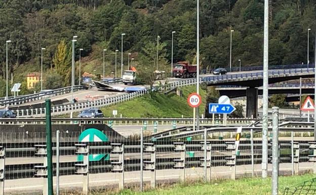 La autovía minera, cortada dirección Mieres por la caída de una señal viaria