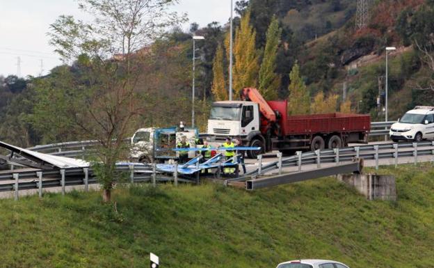 La autovía minera, cortada dirección Mieres por la caída de una señal viaria