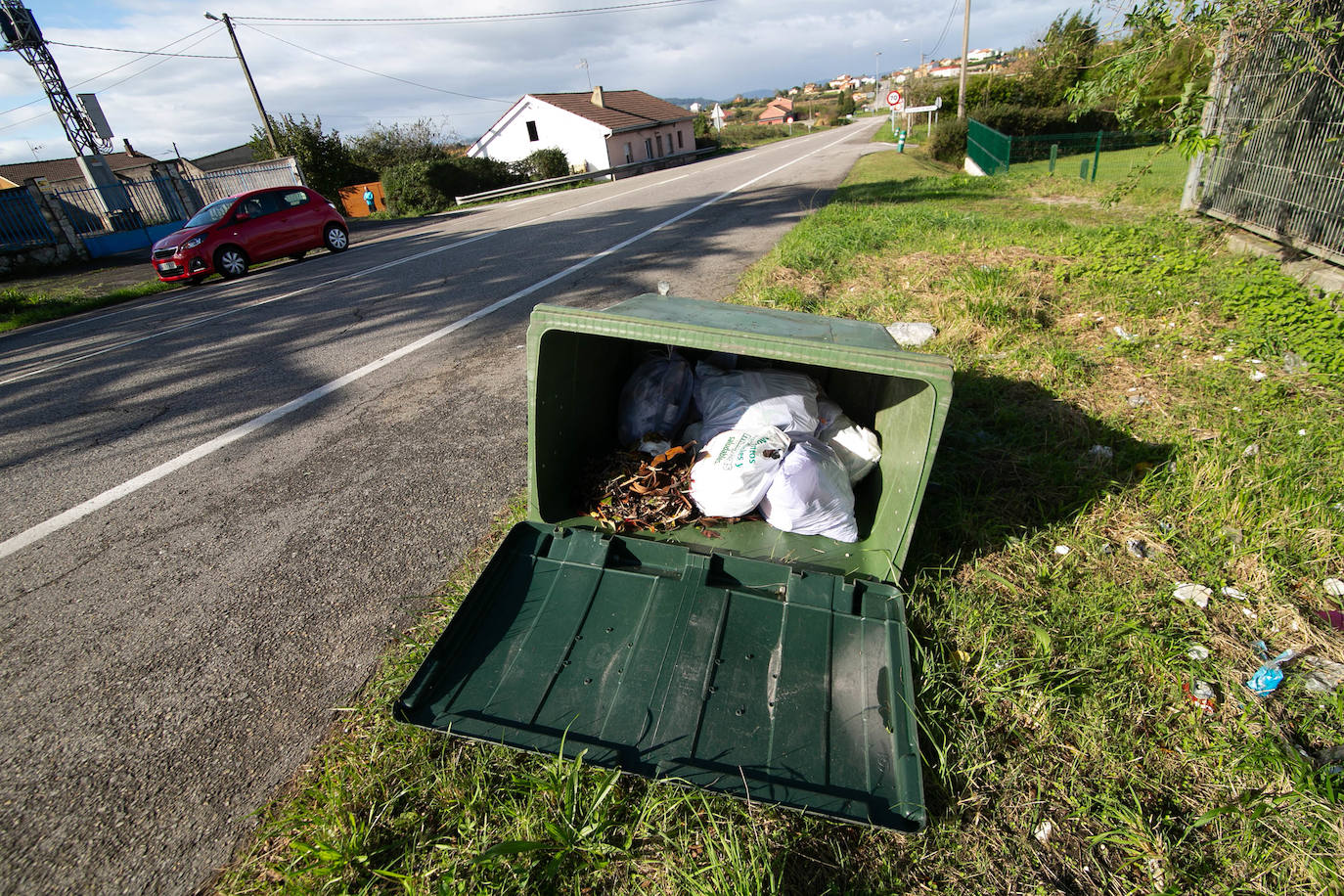 La borrasca 'Amelie' que azota la cornisa Cantábrica ha dejado rachas de hasta 130 kilómetros por hora en Asturias, lo que ha provocado numerosos incidentes en la región, sobre todo, árboles caídos.