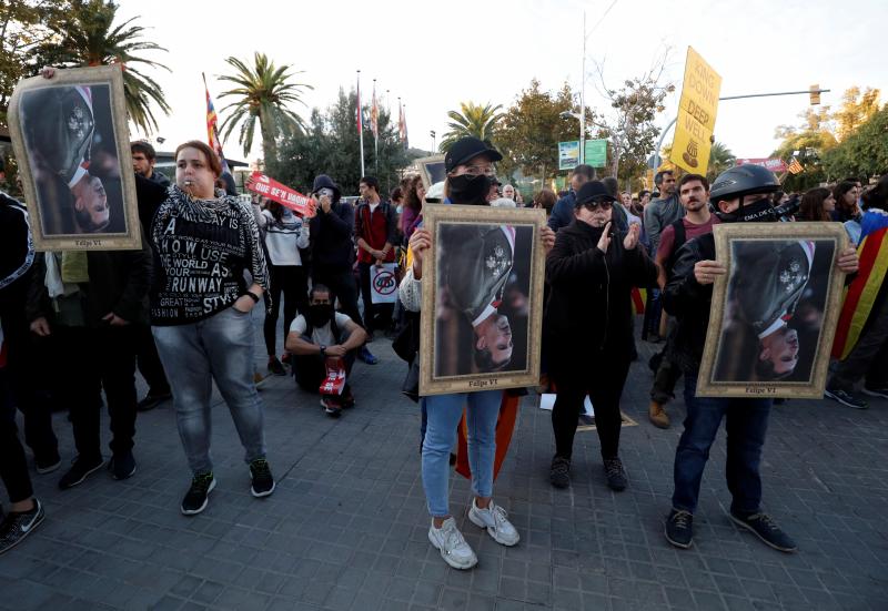 Fotos: Manifestantes y partidos independentistas boicotean el acto del Rey en Barcelona