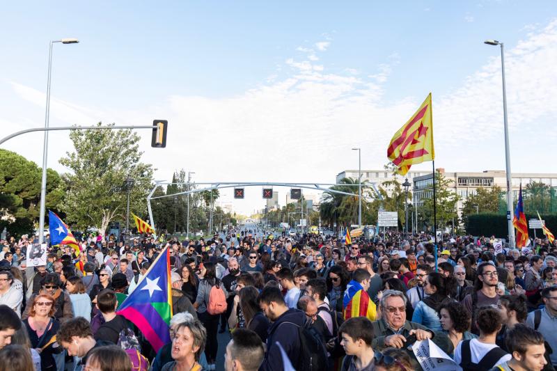 Fotos: Manifestantes y partidos independentistas boicotean el acto del Rey en Barcelona