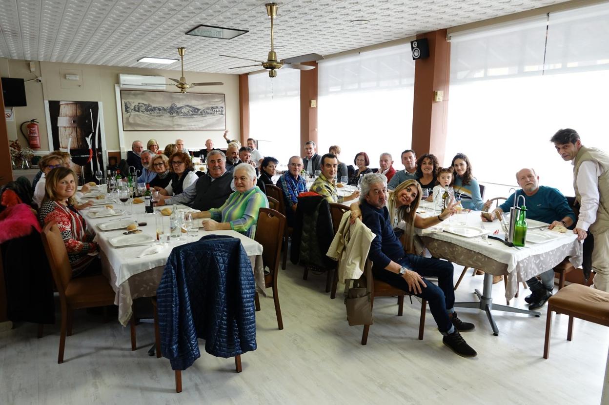 Los peluqueros, durante la comida de hermandad en Infiesto. 