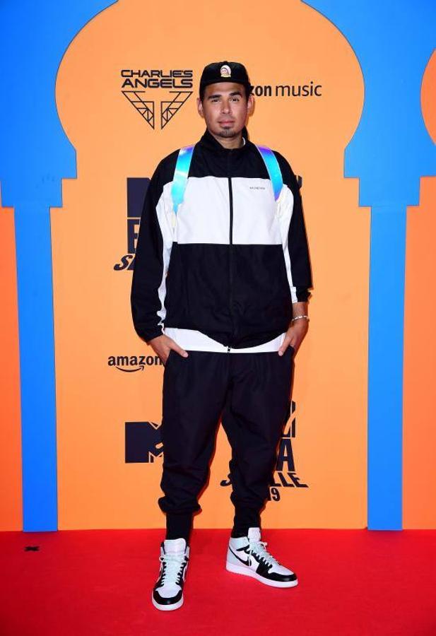 LOS PEORES LOOKS: El DJ Afrojack prefirió la comodidad de un chandal para pasar por la alfombra roja ¿La guinda de este look? Su mochila en tono plateado.