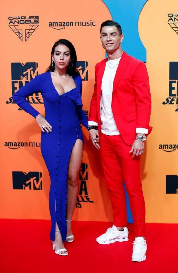 Georgina Rodríguez y Cristiano Ronaldo optaron por una combinación que nos recuerda a las piezas del parchís. Por su parte, Georgina prefirió un vestido de Jacquemus que no convenció y Ronaldo se decantó por un traje en rojo llamativo que acabó de rematar este desastre estilístico.