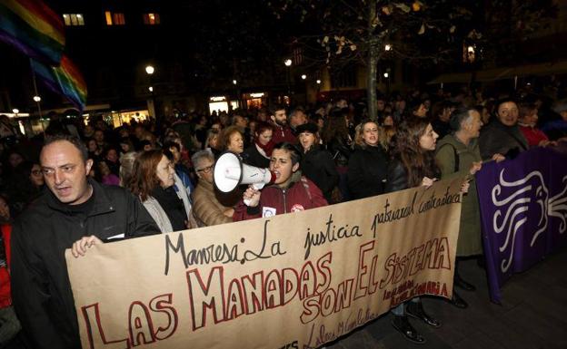 Manifestantes contra la sentencia de la manada de Manresa en Gijón.