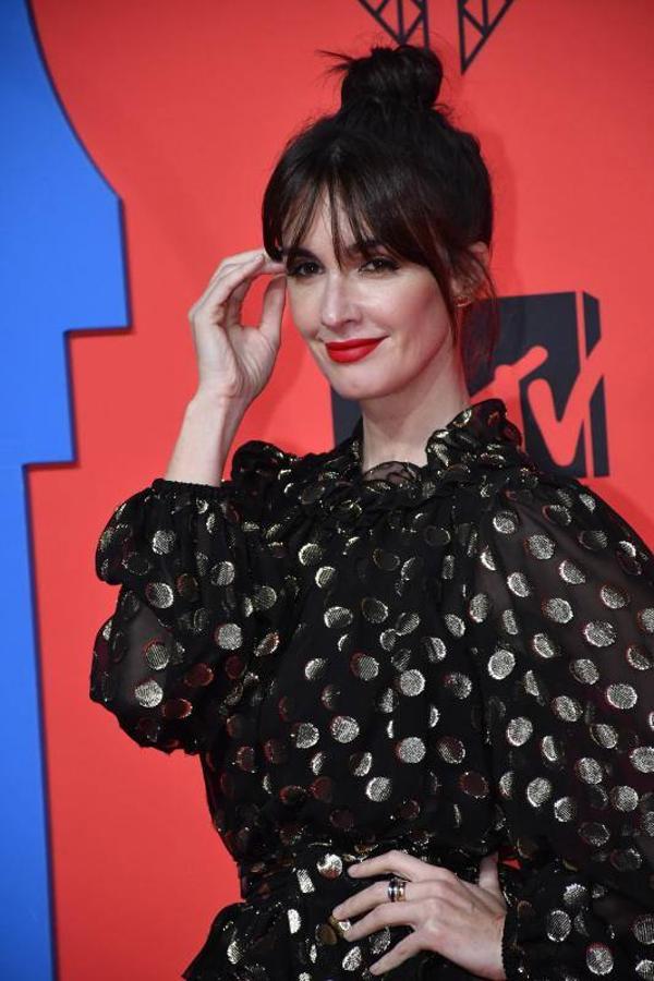 Paz Vega volvió a ser la elegancia personificada con este mini vestido de lunares con mangas abullonadas.